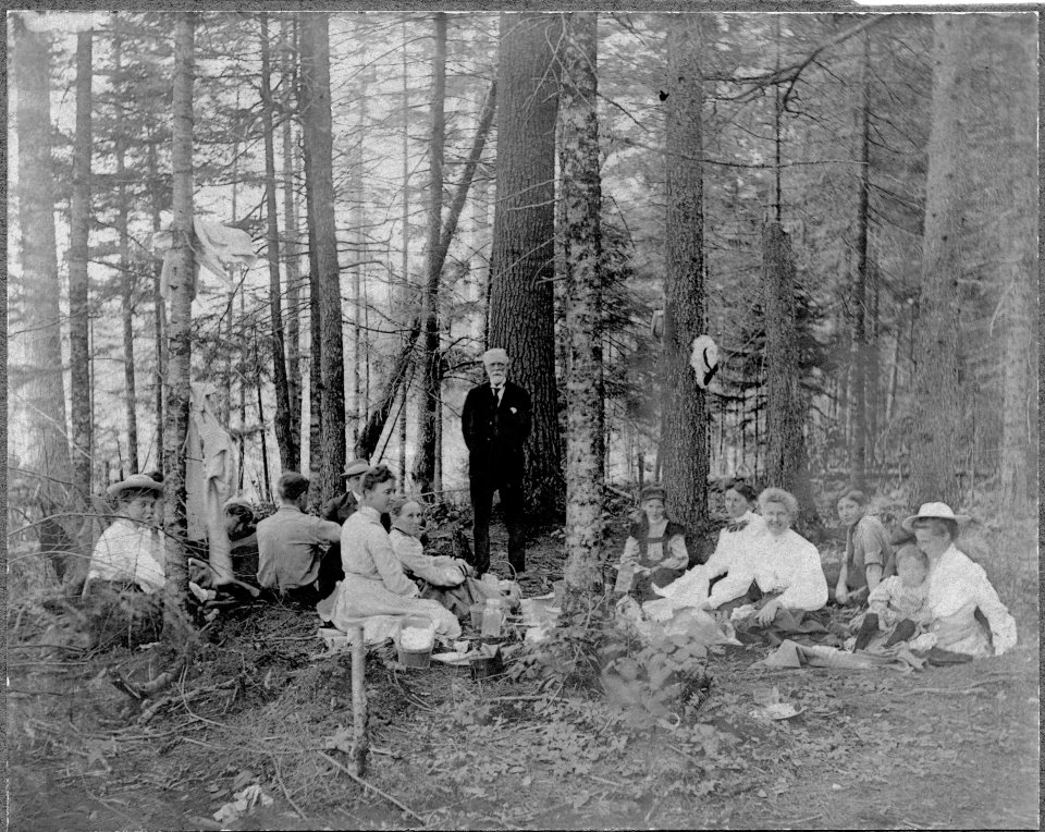 Normans Grandfather Samuel Thomson Carter, Center, with extended family.jpg